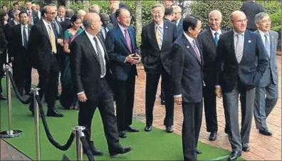  ?? LINCOLN FIESTA / REUTERS ?? El ministre Guindos i diversos col·legues asiàtics es preparen per fer-se la foto oficial