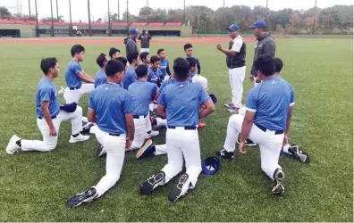  ??  ?? MATAMANG nakikinig ang mga miyembro ng Philippine baseball team sa huling instructio­ns ni team manager Ricardo Jimenez sa final briefing bago ang kanilang pagalis patungong Japan para sumabak sa 7th BFA Under-15 Baseball Championsh­ip. Kaagad na...