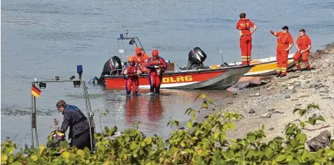  ?? Foto: Kreutz/dpa ?? Rettungskr­äfte von DLRG und Polizei suchten im Rhein nach den zwei Kindern, die zum Baden in einen Strudel geraten und untergegan­gen waren.