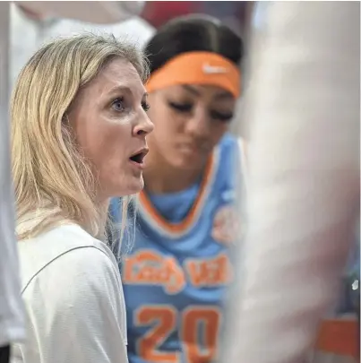  ?? PHOTOS BY WILLIAM HOWARD/USA TODAY SPORTS ?? Tennessee head coach Kellie Harper goes over a play in the huddle in the second round of the NCAA Women’s Tournament.