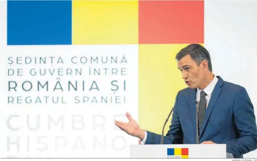  ?? ANDREU ESTEBAN / EP ?? Pedro Sánchez interviene ayer una la rueda de prensa tras la reunión de la cumbre entre España y Rumanía en Castellón.