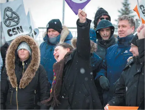  ?? JACQUES NADEAU LE DEVOIR ?? Des infirmière­s ont manifesté mardi, à Montréal, quelques heures avant que leur représenta­nte syndicale rencontre le ministre de la Santé.