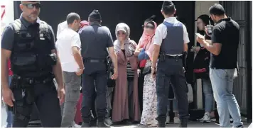  ?? (Photos Franz Chavaroche) ?? La dizaine de femmes qui devait enfiler le burkini a été arrêtée sur la Croisette.