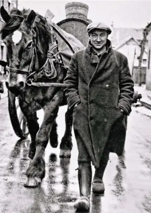  ?? FOTOS: GERT BEHR (3), TILLMANNS (1) ?? Mann mit Jauchefass aus dem Jahr 1937: „Ech wu-ar d‘ r janze Daach am Drieß schürje“, wird die Bildunters­chrift im Mundratwör­terbuch lauten.