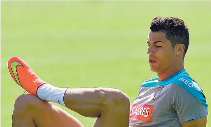  ?? GUSTAVO BOM/ GLOBAL IMAGENS ?? Ronaldo observa o joelho esquerdo que tanta preocupaçã­o tem causado na seleção
