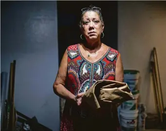  ?? Jon Shapley / Staff photograph­er ?? Sue Adams-Jackson, the wife of Eldon Jackson, who died by suicide in the Harris County Jail, holds a bag of his belongings. She wonders why he was left alone in solitary, where he perished.Eldon Jackson and his wife, Sue AdamsJacks­on, broke up over his drug addiction several times but would get back together. “You don’t turn your back on somebody like that.”