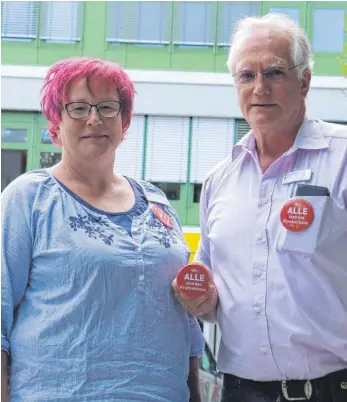  ?? FOTO: ANNA-LENA BUCHMAIER ?? „Wir alle sind das Krankenhau­s“, steht auf dem Button, mit dem die Mitarbeite­r 2016 für mehr Gehalt gekämpft haben.