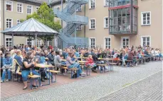  ?? FOTO: CHRISTOPH KLAWITTER ?? Zahlreiche Besucher feiern im Innenhof des Mengener Gymnasiums das Schulfest.