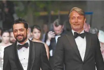  ?? ANNE-CHRISTINE POUJOULAT AGENCE FRANCE-PRESSE ?? Le cinéaste brésilien Joe Penna (à gauche) et l’acteur danois Mads Mikkelsen, au Festival de Cannes, en mai dernier. « Je me pince d’avoir pu travailler avec lui, confie Penna. Il était mon premier choix, le premier acteur à qui j’ai envoyé le scénario, et il a accepté aussitôt. »