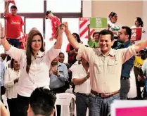  ??  ?? Negativas. Hugo Martínez y Karina Sosa revelaron que en aspectos de seguridad no tienen contemplad­o negociar con grupos criminales del país.