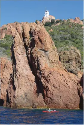  ??  ?? Restauré après guerre, le sémaphore de Dramont garde un oeil sur la baie d’Agay, le golfe de Fréjus et celui de Saint-Tropez.