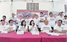  ??  ?? En conferenci­a de prensa, morenistas inconforme­s de los 11 municipios de Quintana Roo expresaron su rechazo al desempeño de José Luis Pech.