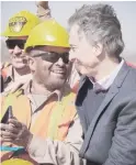  ??  ?? Macri con trabajador­es