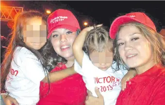  ??  ?? Gabriela Quintana (der.), en primer plano, sostiene a una de las hijas del acusado senador Víctor Bogado (ANR, cartista). La niñera del legislador cobraba sueldos en Itaipú y en Diputados.