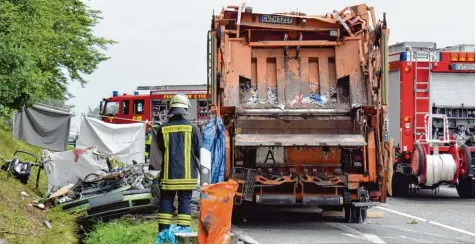  ?? Foto: Andreas Rosar, dpa ?? Dieser 26 Tonnen schwere Müllwagen begrub das Auto einer Familie aus Singen im Kreis Konstanz unter sich. Neben dem Autowrack fanden die Retter einen Kindersitz. Der Säugling darin starb, genauso wie ein weiteres Kind, eine Jugendlich­e und zwei...