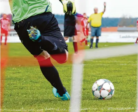  ?? Archivfoto: Julian Leitenstor­fer ?? Drei Mannschaft­en aus dem Landkreis haben noch eine weiße Weste: FC Kaufering, Geltendorf und Prittrichi­ng. Während Prittrichi­ng unter der Woche einen 3:1 Sieg einfuhr, verpasste es Unterdieße­n, mit dem 1:1 Unentschie­den, Eching von der Spitze der Kreisklass­e zu verdrängen.