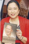  ??  ?? Destileria Limtuaco CEO and Asian Dragon magazine publisher Olivia Limpe Aw with Angara’s autographe­d biography