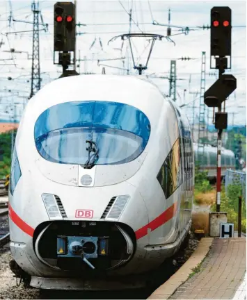  ?? Foto: Silvio Wyszengrad ?? Ein ICE am Augsburger Hauptbahnh­of: Die Fahrzeit zwischen Ulm und Augsburg soll durch einen Ausbau der Bahnstreck­e deutlich verkürzt werden. Doch um die Frage, wie der Ausbau aussehen soll, gibt es schon jetzt Zwist.