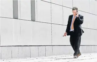  ?? RED HUBER/STAFF PHOTOGRAPH­ER ?? Charles Swift, defense attorney for Noor Salman, paces outside the Orlando Federal Courthouse as the jury deliberate­s the fate of his client. The 12-member jury did not reach a verdict on Thursday.