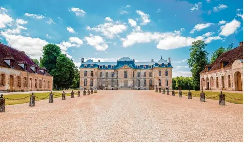  ?? Fotos: Abdoul Photograph­ie, Birgit Holzer ?? Für drei Millionen Euro will Edouard Guyot sein Schloss in der Champagne sanieren.