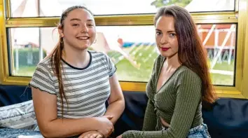  ?? Fotos: Eichhammer ?? Markus Kaiser, Direktor des Circus Barnum, der gerade in Friedberg gastiert, gemeinsam mit seinen Dressur‰Kamelen. Seine Töchter Viviene (links) und Romina sind sowohl hinter den Kulissen als auch in der Manege für den Zirkus tätig.