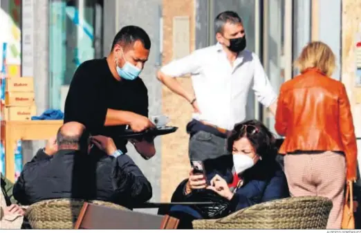  ?? ALBERTO DOMÍNGUEZ ?? Un camarero atiende a la clientela en un bar de Huelva.