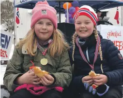  ??  ?? DATT EN GANG: Mia Bentsen (10) og Thea Alsand Larsen (10) syntes det var gøy å vaere med på skirenn, og det var kun Thea som falt.