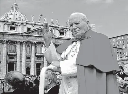  ?? FOTO ČTK/AP ?? Papež Jan Pavel II. se narodil 18. května 1920 jako Karol Józef Wojtyła. Zemřel 2. dubna 2005. Snímek z Vatikánu je z 23. dubna 1997.