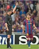  ?? ?? Viktor Kassai mit Lionel Messi im Champions-League-Finale