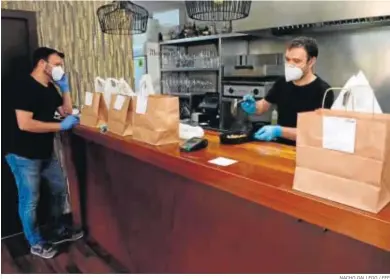  ?? NACHO GALLEGO / EFE ?? Un restaurant­e prepara pedidos de comida a domicilio en plena crisis sanitaria.