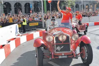  ?? FOTO: IMAGO ?? Standesgem­äß – Sebastian Vettel lässt sich anlässlich des Grand Prix durch Mailand chauffiere­n.