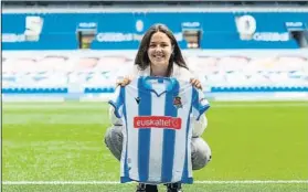  ?? FOTO: REAL SOCIEDAD ?? Feliz y motivada
Amaiur Sarriegi posa con su nueva camiseta en Anoeta