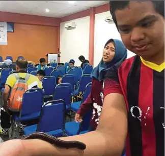  ??  ?? Learning first-hand that ‘to know nature is to love nature’, as a giant millipede crawls on a student’s arm.