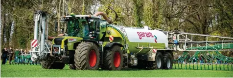  ?? Foto: Hauke Christian Dittrich, dpa ?? Ein Traktor mit angehängte­m Schwanenha­lsfass und Schleppsch­lauchverte­iler bringt organische­n Dünger auf einem Feld aus. Dadurch, warnen Kritiker und Experten des Um weltbundes­amtes, steige die Nitratbela­stung im Grundwasse­r. Und das könnte für...