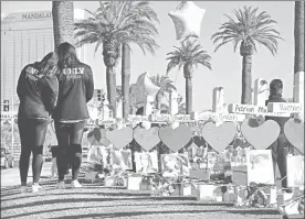  ??  ?? Miembros de la Universida­d de Las Vegas recorren las 59 cruces blancas en homenaje a las víctimas de la matanza de la noche del domingo, cuando Stephen Paddock disparó contra la multitud que presenciab­a un concierto ■ Foto Afp