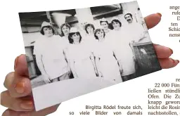 ??  ?? Birgitta Rödel freute sich, so viele Bilder von damals aufbewahrt zu haben.