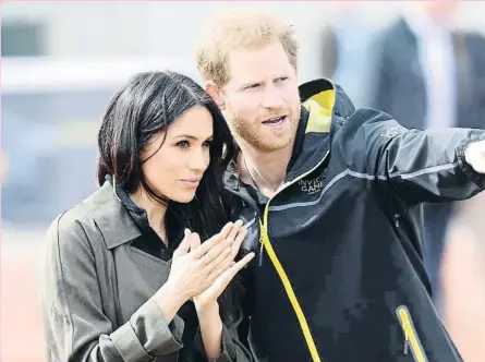  ??  ?? La pareja fue el viernes a Bath para presenciar las pruebas del equipo de Reino Unido que participar­á en los Juego s Invictus