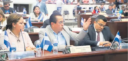  ??  ?? Los directivos del CPH Ninfa Arias, Dagoberto Rodríguez y Eduin Romero, explicaron a los diputados los alcances de la reforma.