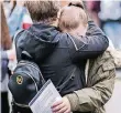  ?? FOTO: DPA ?? Ein Frau tröstet auf dem Schulhof eine Schülerin.