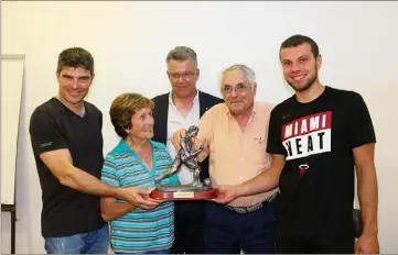  ??  ?? En présence de Pascal Mariini (à gauche), Patrick Scala et Guy Luault (au centre), Mme Mathilde Mariini remet le Challenge Dominique-Mariini à Jordan Ciasullo, vainqueur de ce tournoi pour la deuxième fois.