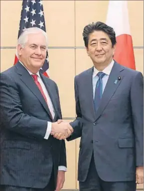  ?? EUGENE HOSHIKO / AFP ?? Rex Tillerson y Shinzo Abe, ayer en Tokio