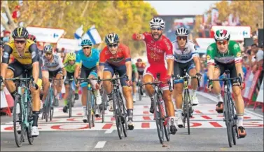  ??  ?? ALEGRÍA. Nacer Bouhanni celebra su victoria en San Javier por delante de Van Poppel y Viviani.