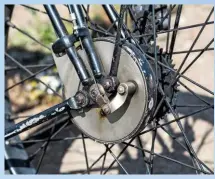  ??  ?? LEFT: Looks like a standard drum brake on the front, but it’s an expanding band... and pretty ineffectiv­e to boot