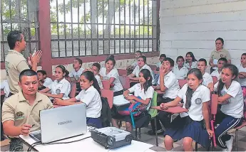  ?? FOTO: JORGE MONZÓN ?? ESTRATEGIA. Fusina instruyó ayer a los alumnos del Instituto Copantl en la Rivera Hernández.