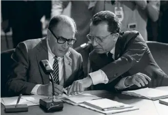  ??  ?? Le président et son ministre de l’Economie et des Finances, Jacques Delors, au sommet du G7 le 29 mai 1983 à Williamsbu­rg, aux Etats-Unis.