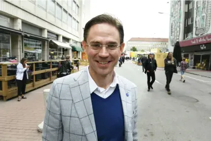  ?? FOTO: LEHTIKUVA / MARTTI KAINULAINE­N ?? BEKYMRAD. Jyrki Katainen säger att det är oroväckand­e att politiska ledare anser att flyktingar ska kunna stoppas bara för att de är muslimer.