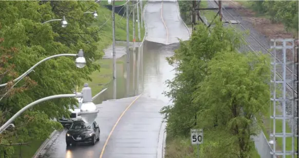  ?? VINCE TALOTTA/TORONTO STAR ?? A section of Bayview Ave. flooded just north of Queen St E. after heavy rain swept through Toronto throughout the day on Thursday. An area near Kew Gardens also flooded.