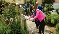  ??  ?? In Aindling am Maibaum gibt es einen Trinkwasse­rbrunnen. Aindlings Bürgermeis­terin Gertrud Hitzler und Landrat Klaus Metzger nahmen ihn jüngst in Betrieb.