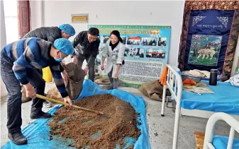  ??  ?? Utilizing local geothermal resources, doctors treat Caiqutang residents suffering from rheumatism using a combinatio­n of Tibetan medicine and hot spring water.
