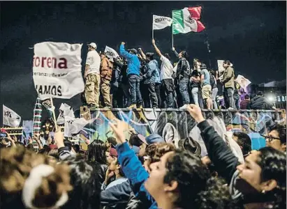  ?? ALEJANDRO CEGARRA / BLOOMBERG ?? El movimiento de Morena –en la foto, la fiesta en el Zócalo– logró 33 millones de votos, el 53%